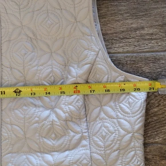 Allison Daley Women's Light Grey Quilted Vest, Size 10 Petite. - Picture 9 of 11